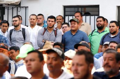 PLATICA EN LOS ZAPATOS DE LA MUJER (4)